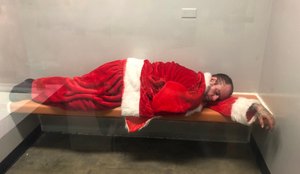 Papai Noel bebado e preso depois de tentar invadir igreja