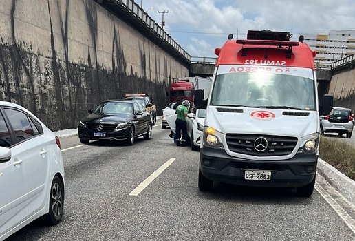 Vítima foi socorrida pelo Samu e levada para o Hospital de Trauma