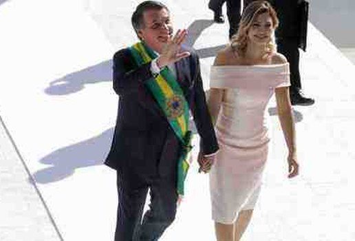 Vestido de Michelle Bolsonaro na posse sera leiloado Engajada