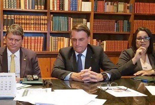 Bolsonaro diz que mae recebeu vacina da Astra Zeneca e nao a Coronavac