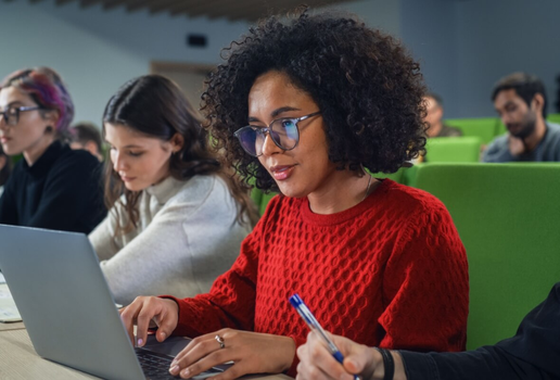 Dominar a prova de Ciências Sociais é fundamental para garantir uma boa nota na Fuvest (Imagem: Gorodenkoff | Shutterstock)