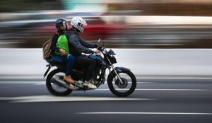 Motorista de Uber moto