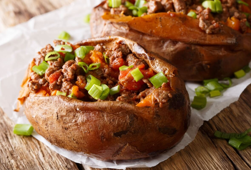 Batata-doce recheada com carne moída (Imagem: Sergii Koval | Shutterstock)