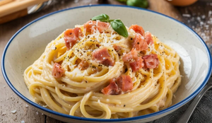 Macarrão à carbonara com bacon (Imagem: Foodgraphy39 | Shutterstock)