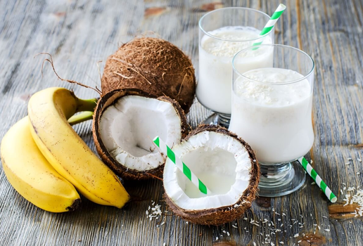 Vitamina de coco, banana e aveia (Imagem: Alexandra Anschiz | Shutterstock)