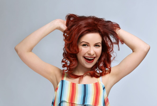 Avanço nas fórmulas de coloração impulsiona a tendência de pintar os cabelos sem abrir mão dos cuidados com os fios (Imagem: Africa Studio | Shutterstock)