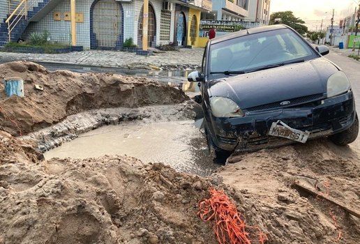 Veículo ficou danificado ao cair no buraco.