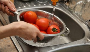Confira algumas dicas de como fazer para garantir a desinfecção das comidas.