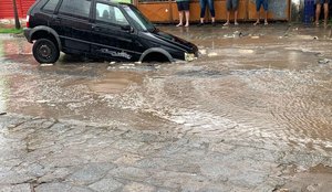 Veículo caiu em uma cratera no bairro da Torre. Proprietário precisou chamar um reboque para resolver o problema