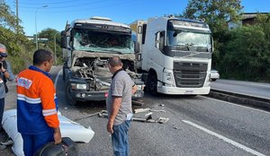 Acidente aconteceu após um baú de uma motocicleta cair na pista