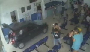 Vídeo: insatisfeita, mulher joga carro contra recepção de hospital