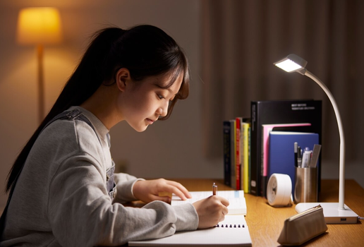 O contato com o mundo letrado precisa ser incentivado desde a primeira infância (Imagem: Nattakorn_Maneerat | Shutterstock)