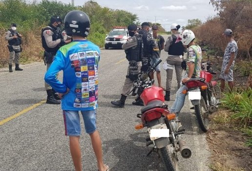 Policia Militar intercepta rolezinho de motos e notifica participantes no Sertao da Paraiba