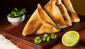 Esfiha fechada de calabresa (Imagem: David Salgado Fellow | Shutterstock)