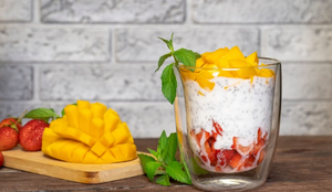 Pudim de chia com morango e manga (Imagem: PromKaz | Shutterstock)