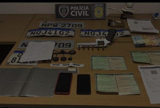 Com o suspeito foram apreendido materiais e documentos falsificados, além de arma, munições e celulares