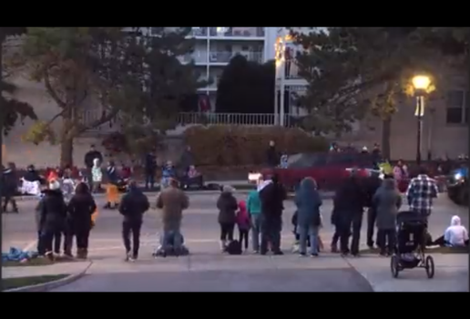 Vídeo | Carro invade desfile de Natal nos EUA, deixa cinco mortos e 40 feridos