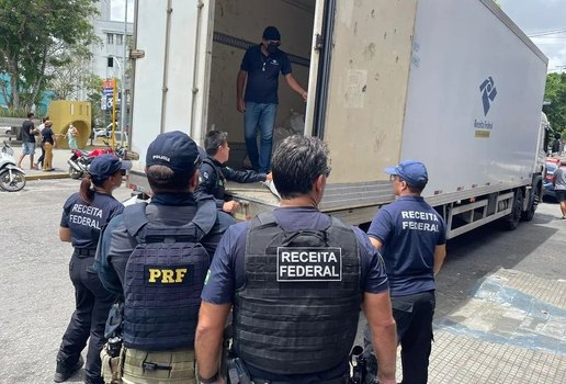 A ação aconteceu em um shopping popular e em uma galeria de lojas em Campina Grande