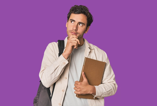 Preparação para o novo modelo de redação da Fuvest pode reduzir a dificuldade dos candidatos (Imagem: Asier Romer | Shutterstock)