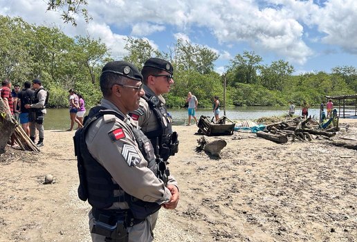 Equipes da Polícia Militar estão no manguezal, e Bayeux