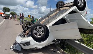 Capotamento aconteceu por volta das 8h40 desta sexta-feira (21).