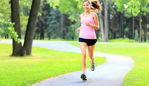 Atividade física é benéfica para quem tem prisão de ventre (Imagem: Maridav | Shutterstock)