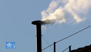 FUMAÇA BRANCA ANUNCIA ESCOLHA DO NOVO PAPA