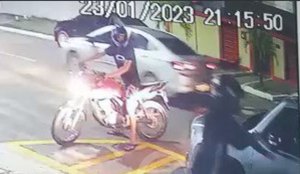 Vítima é abordada por homens em uma moto