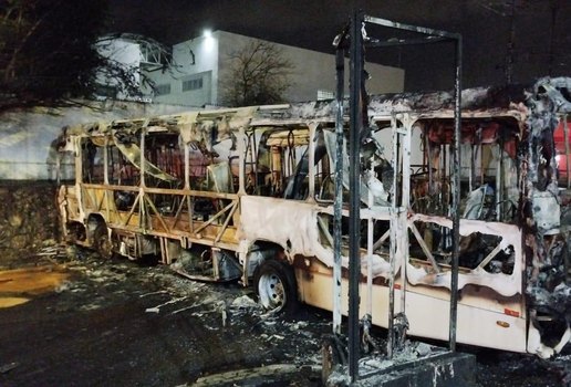Ônibus ficou completamente destruído após ser incendiado