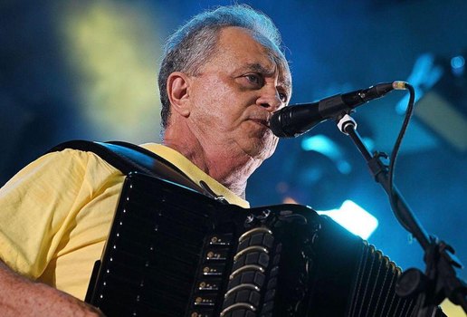 Artista durante apresentação no São João de Campina Grande.