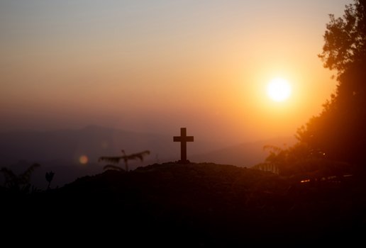 Conceito de ressurreicao crucificacao de jesus cristo cruz ao por do sol