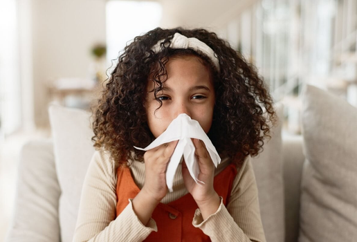 Alguns cuidados ajudam a evitar doenças respiratórias nas crianças (Imagem: PeopleImages.com - Yuri A | Shutterstock)