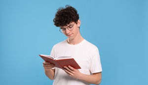 Ler obras literárias com conteúdo histórico permite ao estudante refletir sobre o passado com mais interesse (Imagem: New Africa | Shutterstock)