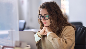 A depressão funcional causa sentimento persistente de vazio, fadiga emocional e perda de sentido na vida (Imagem: insta_photos | Shutterstock)