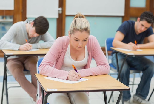 A redação do Enem avalia simultaneamente a capacidade de argumentação, pensamento crítico e escrita (Imagem: wavebreakmedia | Shutterstock)