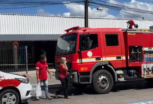 Corpo de bombeiros fogo shopping popular