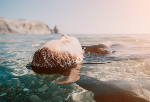 Caminhar à beira-mar ou apreciar a natureza pode trazer benefícios terapêuticos para a saúde (Imagem: panophotograph | Shutterstock)