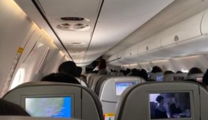 Passageira é presa após cuspir e chutar comissária em avião