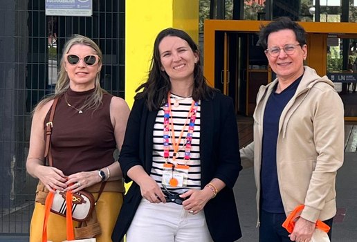 Alessandra Torres (à esq) e Ruy Dantas (à dir) se reuniram com a diretora da La Nave, Azucena Elbaile Mur (ao centro)