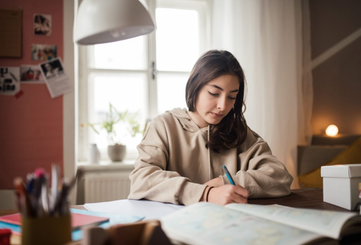 Estar alinhado com as competências da redação exigidas pelo exame ajuda a garantir uma boa nota (Imagem: GaudiLab | Shutterstock)