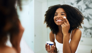 Manter a pele negra saudável e radiante requer cuidados especiais (Imagem: PeopleImages.com - Yuri A | Shutterstock)