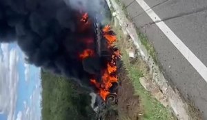 Carreta tomba e pega fogo na BR-405, entre São João do Rio do Peixe e Uiraúna