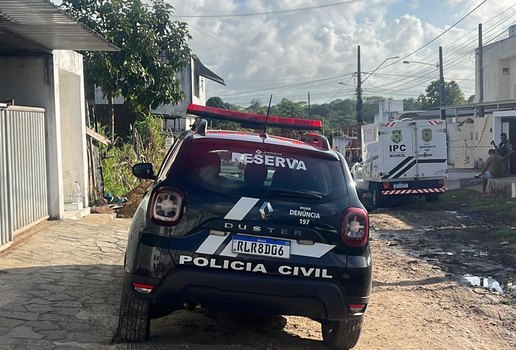 Jovem é morto após ter casa invadida em Bayeux; crime envolve mais de 10 suspeitos homicidio morto a tiros numol pericia