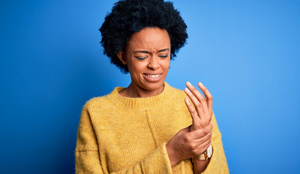 Os dias frios costumam agravar as dores nas articulações (Imagem: Krakenimages.com | Shutterstock)
