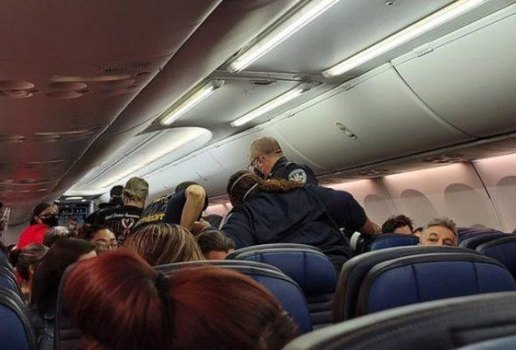 Homem com suspeita de Covid 19 morre em voo e passageiros se desesperam