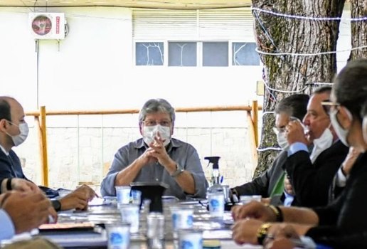 Governador da Paraíba, João Azevêdo, em reunião com servidores de força de segurança.