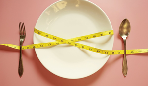 Por vezes, para emagrecer pode ser necessário outros cuidados além de comer pouco (Imagem: Boontoom Sae-Kor | Shutterstock)