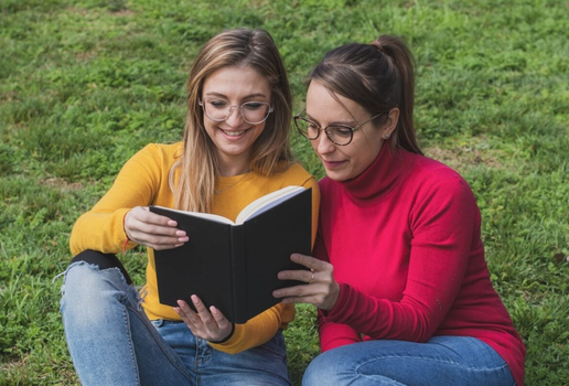 Os livros que contam histórias sobre experiências queer são uma celebração a comunidade (Imagem: Zamrznuti tonovi | Shutterstock)