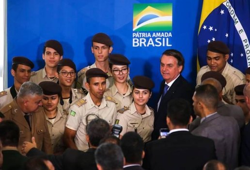 Jair Bolsonaro recepciona estudantes de escolas militares
