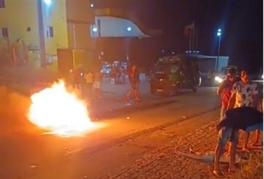 Após colisão, motocicleta foi incendiada.
